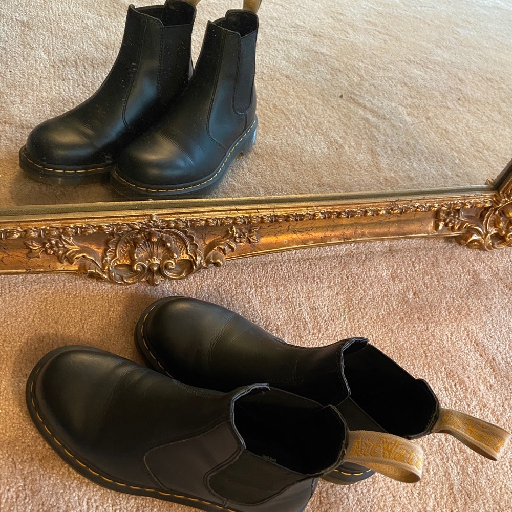 Womens Dr. Martens 2976 Chelsea Boot — Black